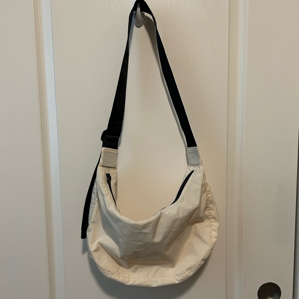 Medium Baggu Crescent in Cream/Ivory